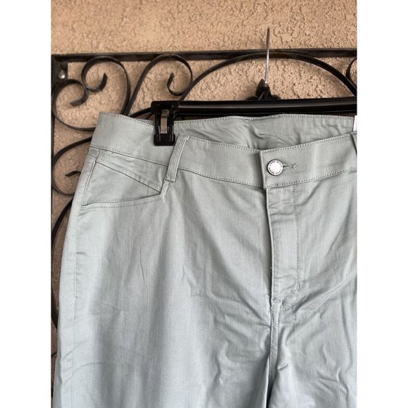 Lane Bryant High Rise Bermuda Shorts - Size 20 - Sea Foam Green - Picture 3 of 7